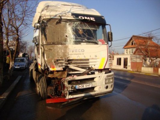 La un pas de tragedie: un camion a fost implicat în două accidente rutiere, la Valu lui Traian - IMAGINI SPECTACULOASE